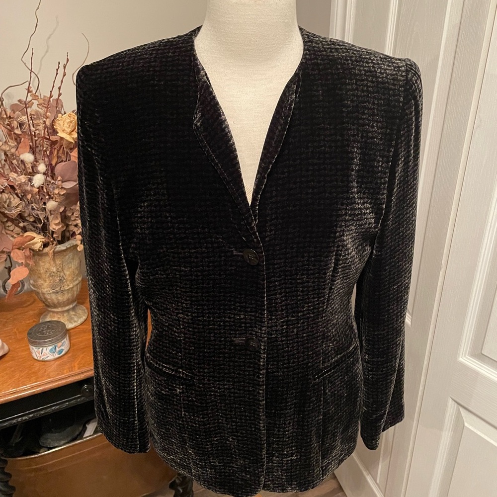 Size 8 Jones New York Jacket. Lined. Reads dark brown. Like Velvet